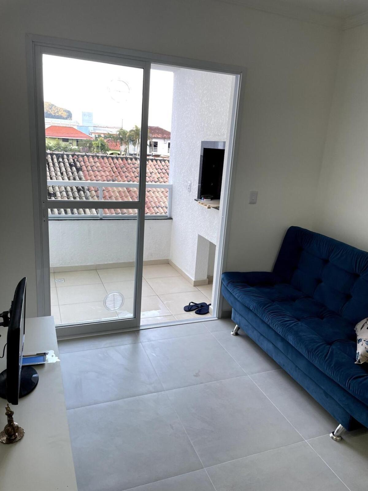 Apartamento Com O Pe Na E Outro Na *