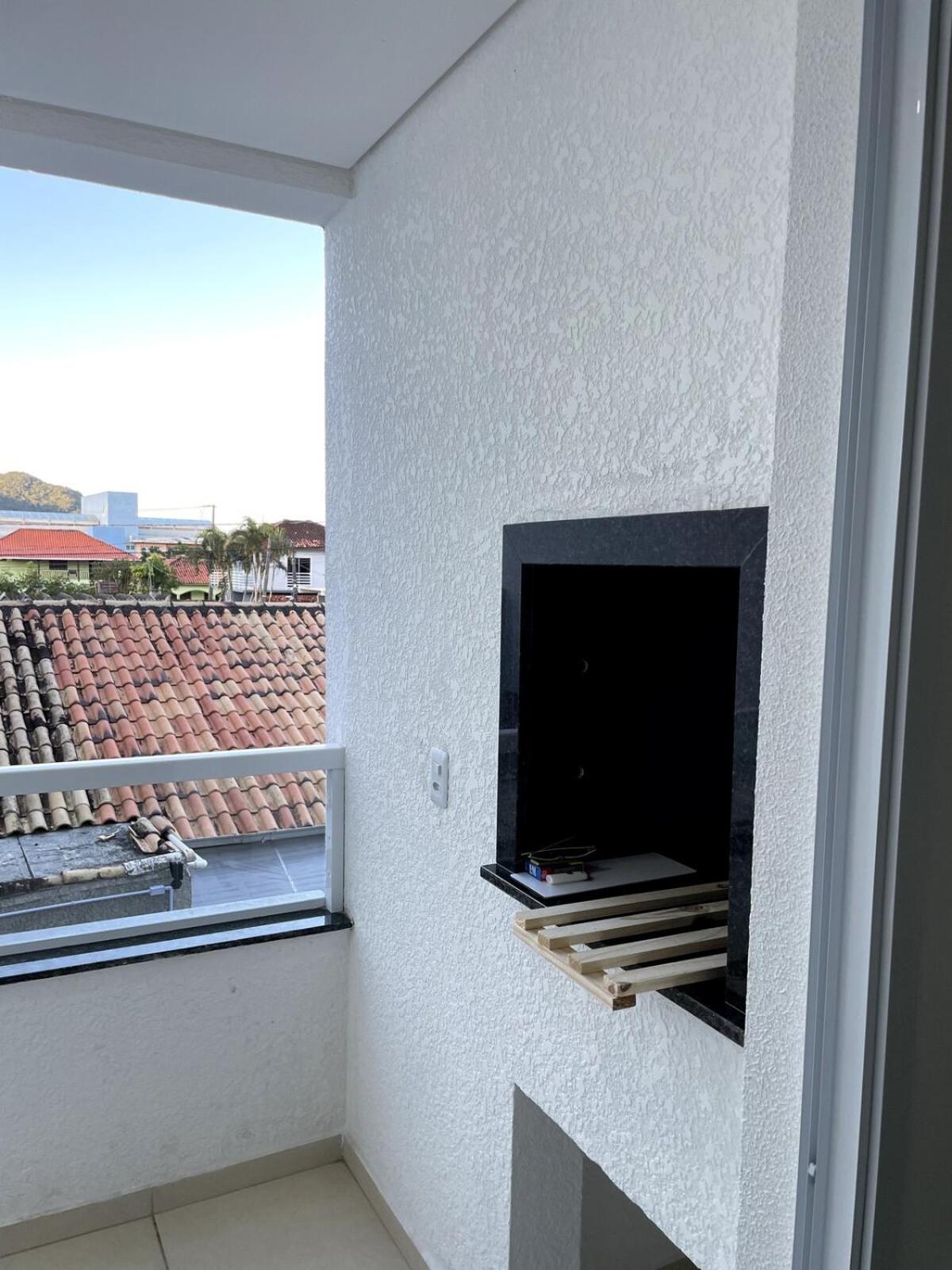 Com O Pe Na E Outro Na Apartamento *