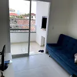 Com O Pe Na Praia E Outro Na Cidade
