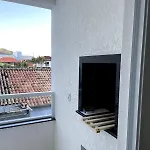 Com O Pe Na Praia E Outro Na Cidade
