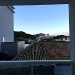 Com O Pe Na Praia E Outro Na Cidade