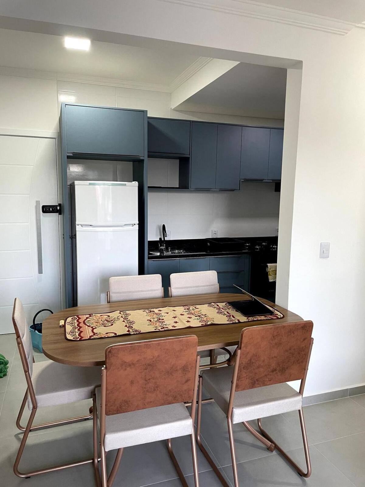 Apartamento Com O Pe Na E Outro Na