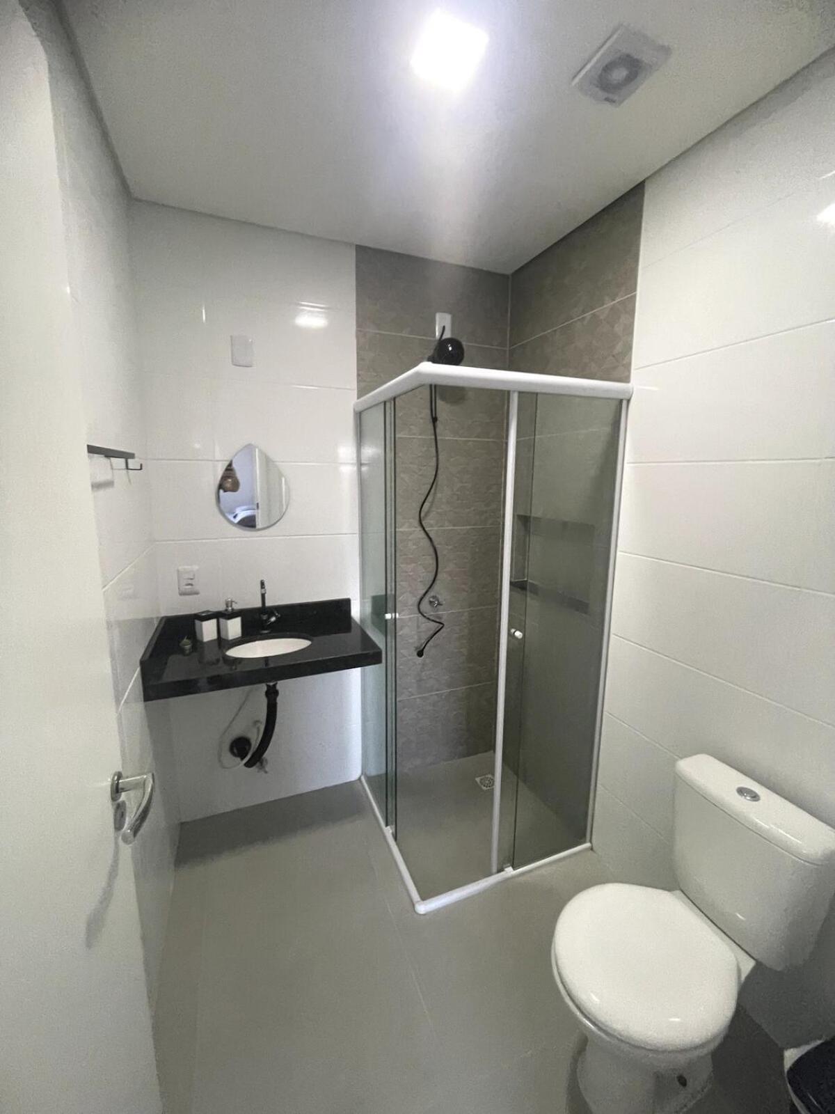 Apartamento Com O Pe Na E Outro Na *