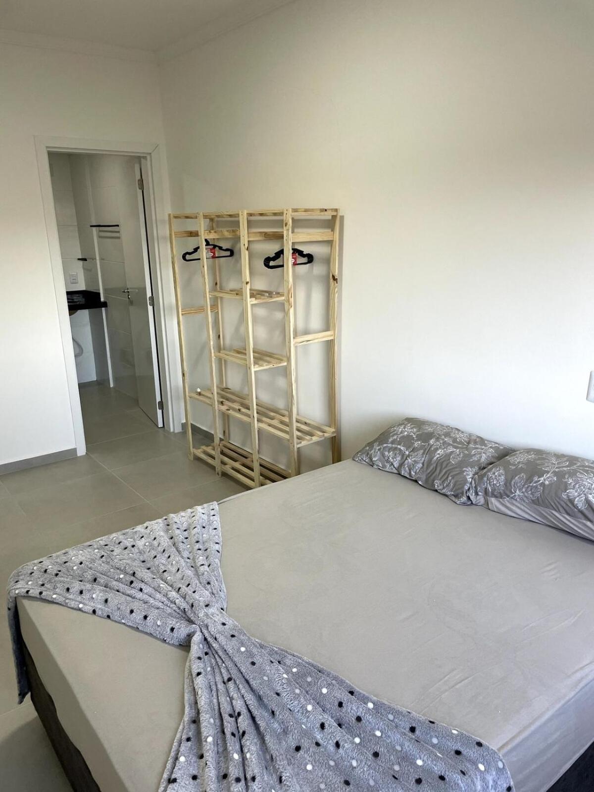 Apartamento Com O Pe Na E Outro Na Florianopolis