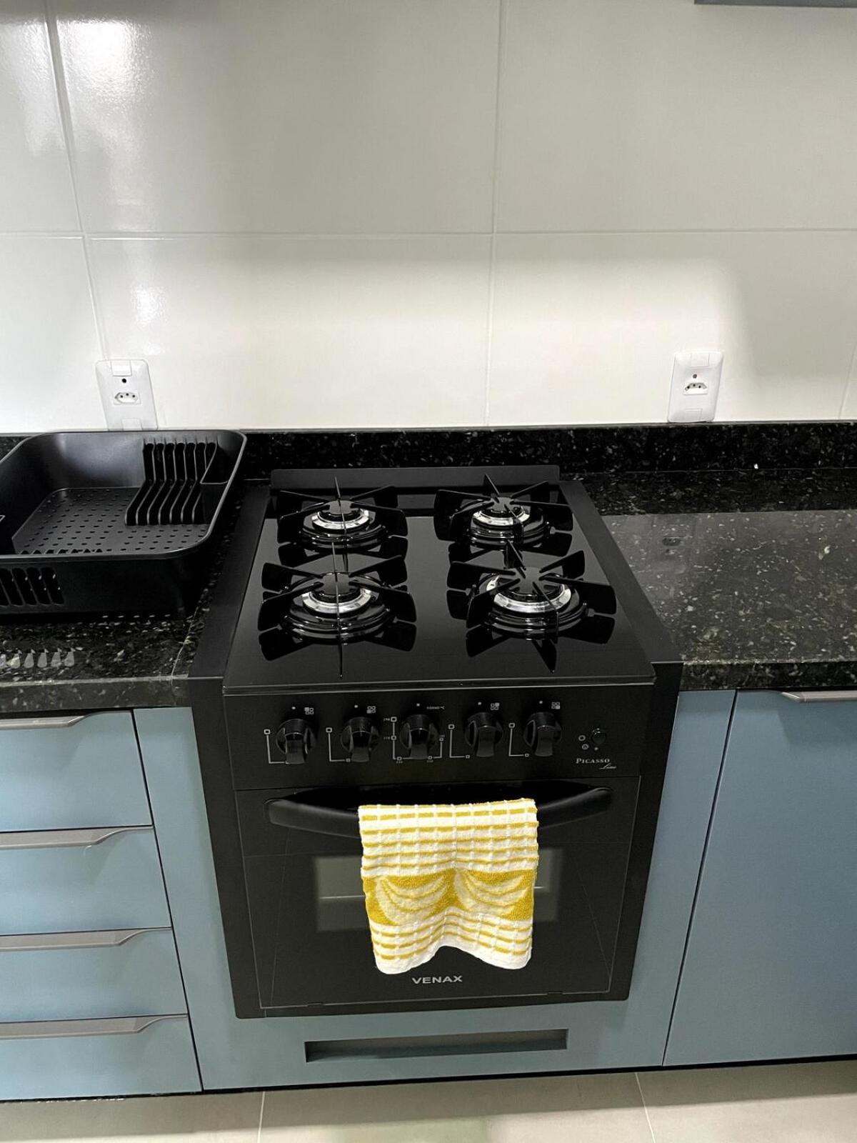 Com O Pe Na E Outro Na Apartamento *