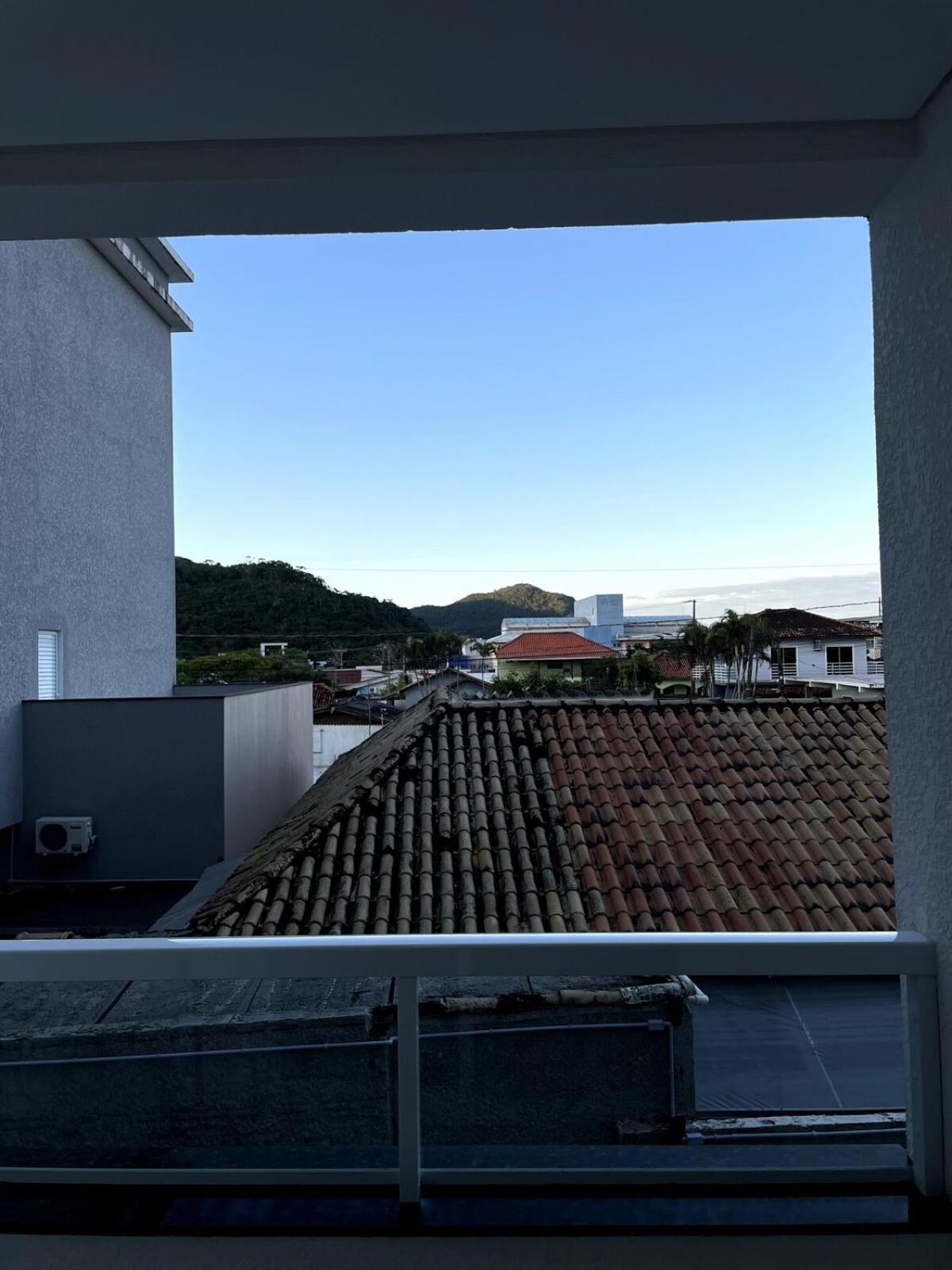 Apartamento Com O Pe Na E Outro Na *